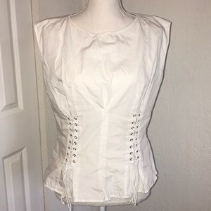 White sleeves-less top